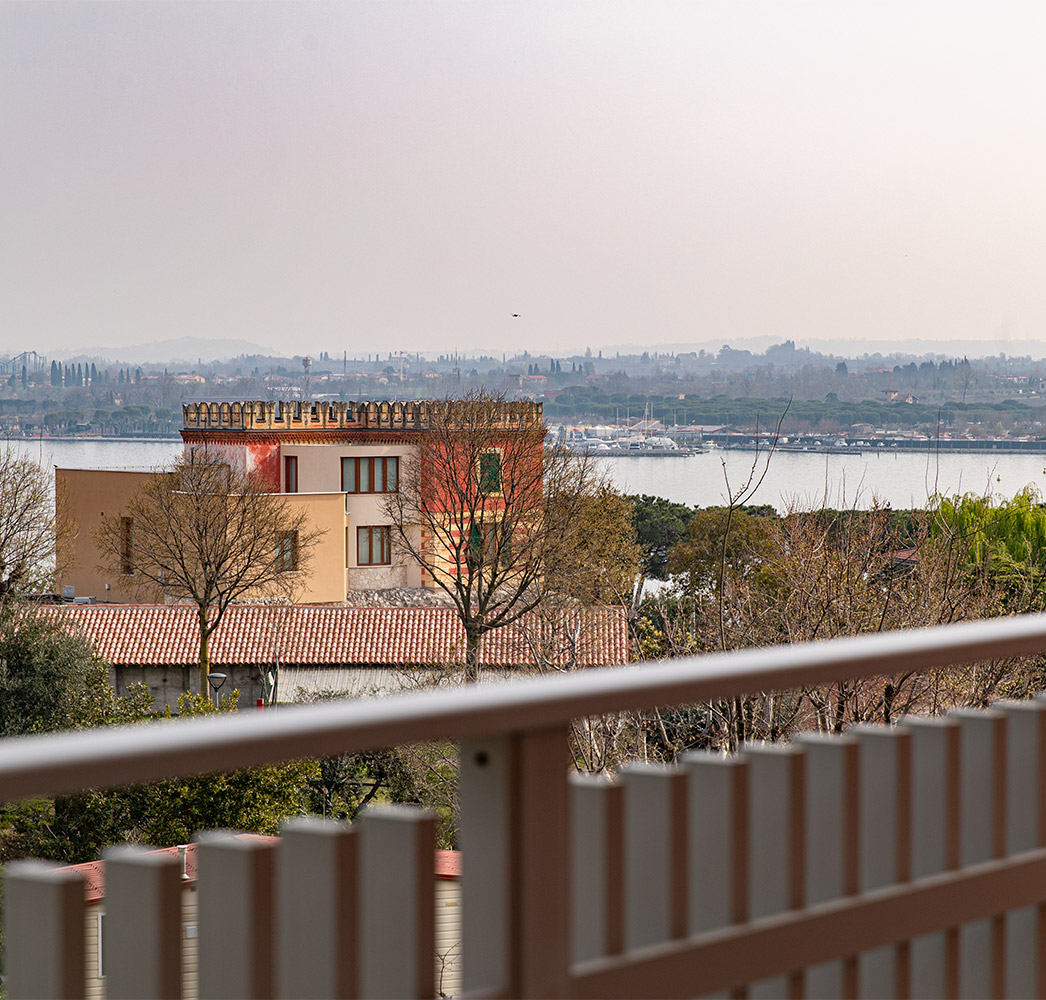 foto vista balcone appartamento fronte lago