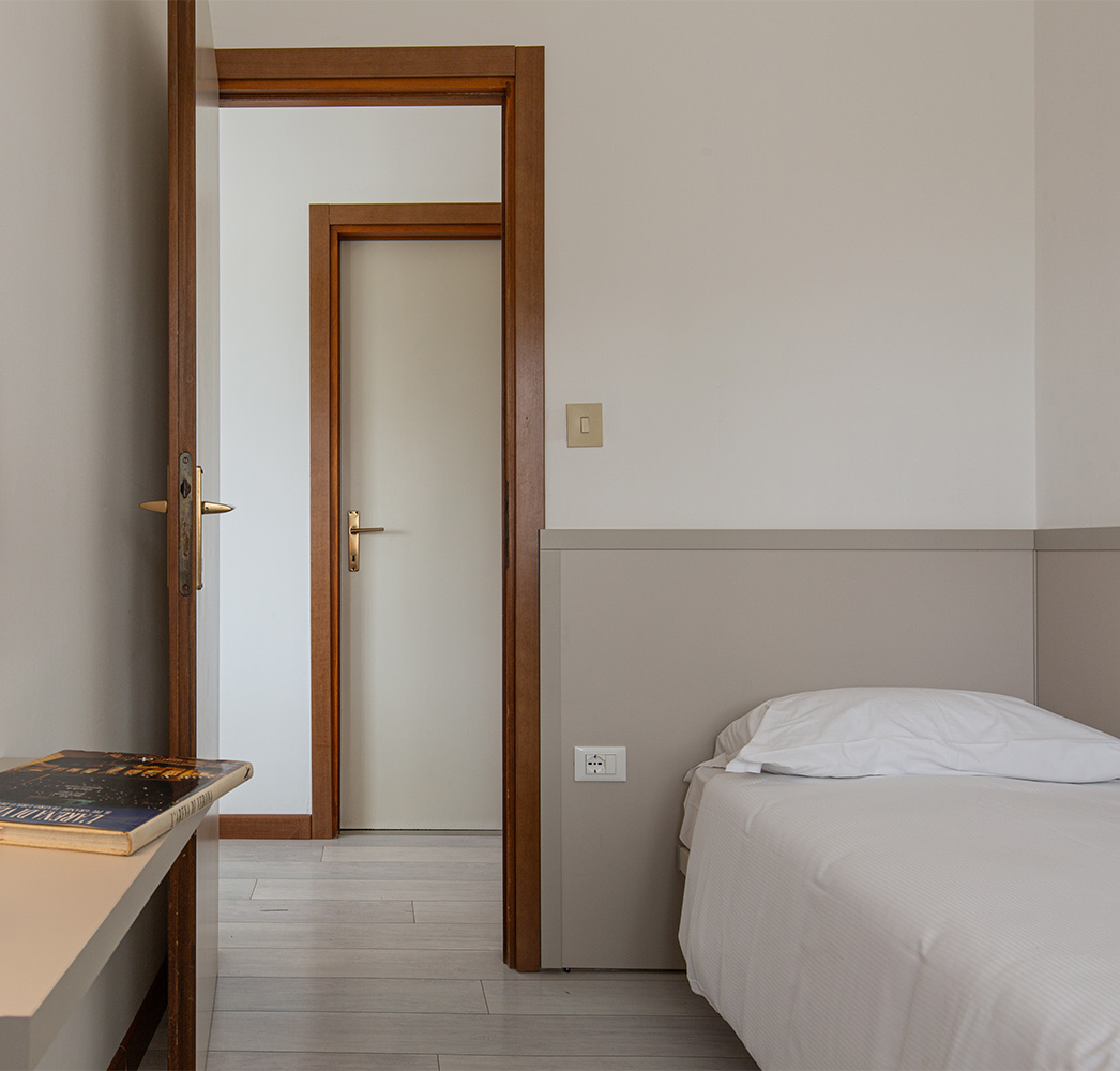 foto camera da letto appartamento fronte lago