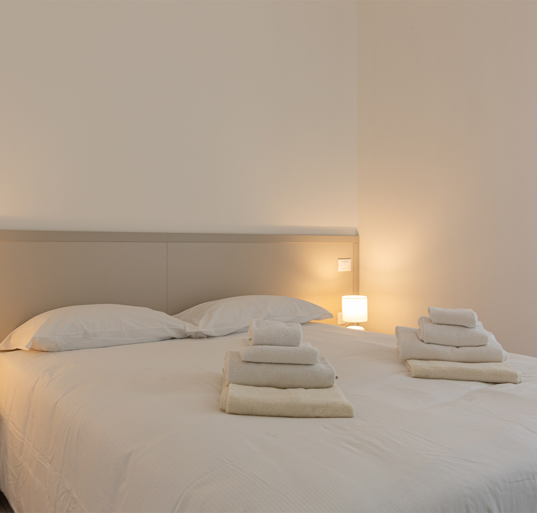 foto camera da letto appartamento fronte lago