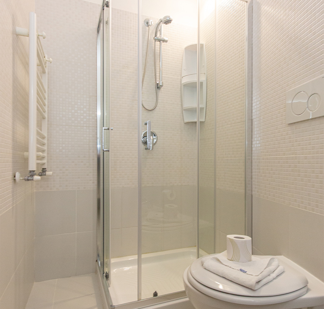 foto bagno appartamento fronte lago