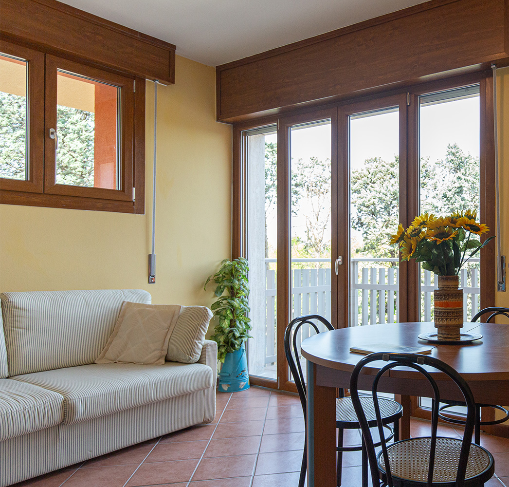foto salotto appartamento vista giardino
