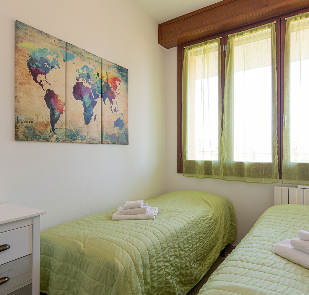 foto camera da letto appartamento vista piscina