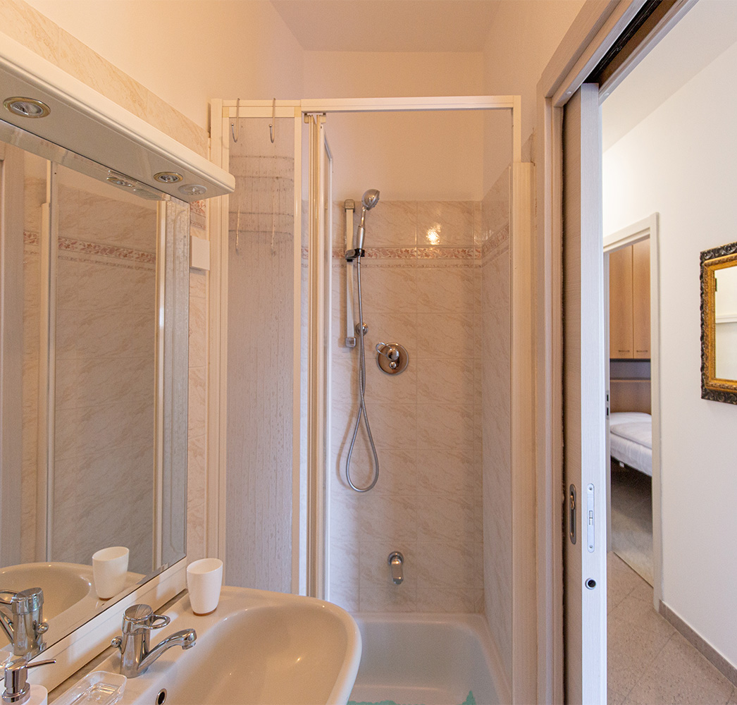 foto bagno appartamento vista piscina
