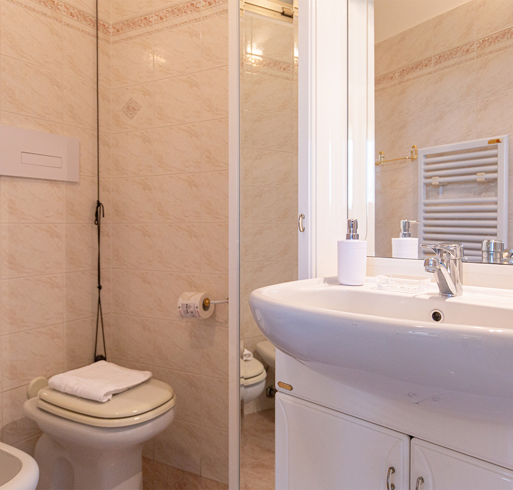 foto bagno appartamento vista piscina