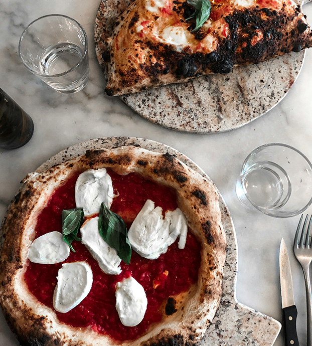 foto di una pizza e un calzone